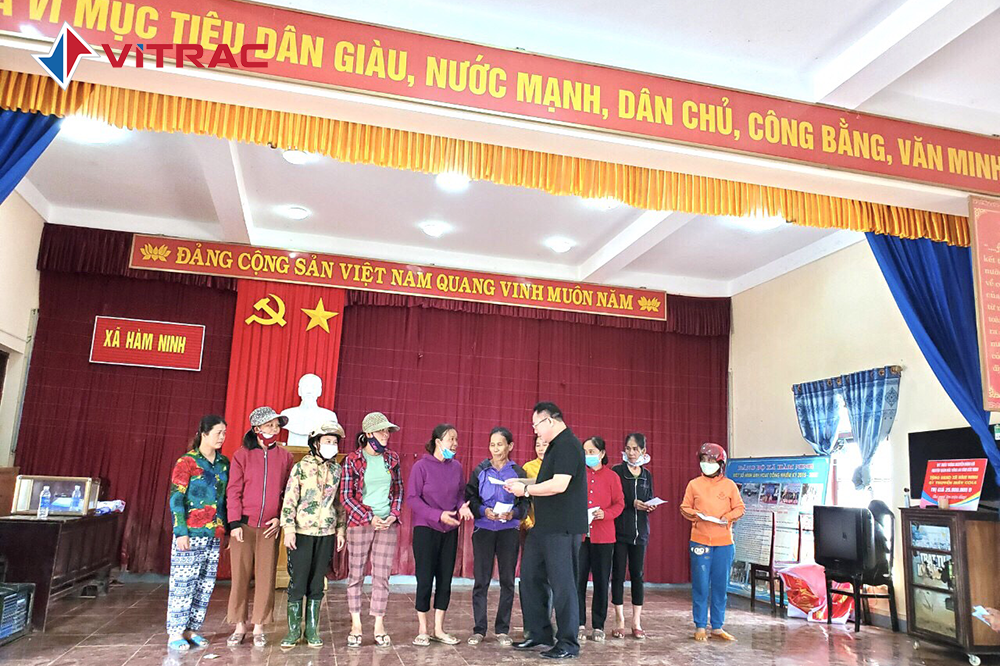Trao 60 suất tiền cho bà con xã Vĩnh Ninh, huyện Quảng Ninh, Quảng Bình