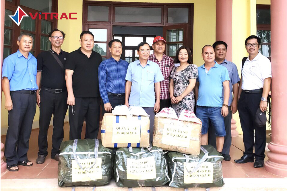 Trao tiền và giày cho trường cấp 3 huyện Quảng Ninh, Quảng Bình