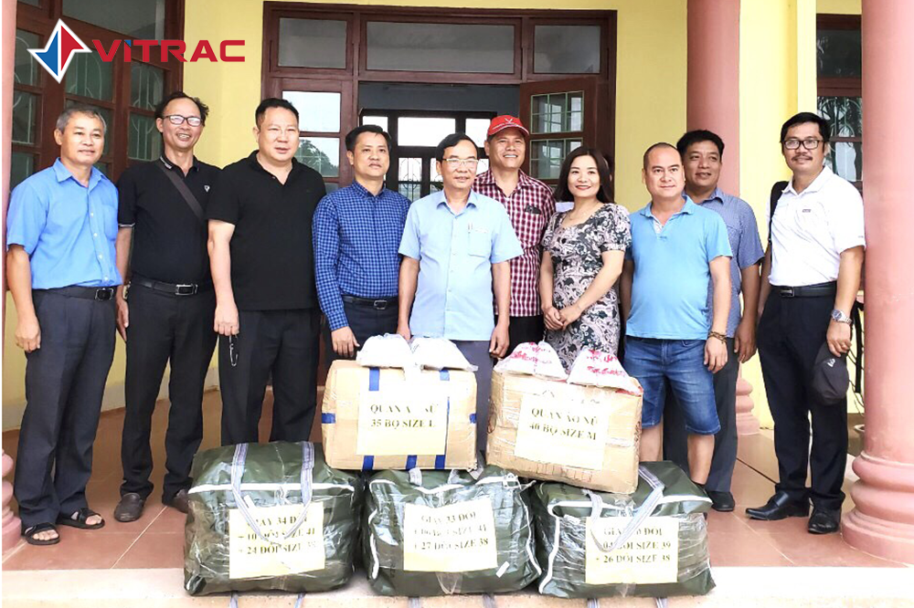 Trao tiền và giày cho trường cấp 3 huyện Quảng Ninh, Quảng Bình Trao tiền và giày cho trường cấp 3 huyện Quảng Ninh, Quảng Bình